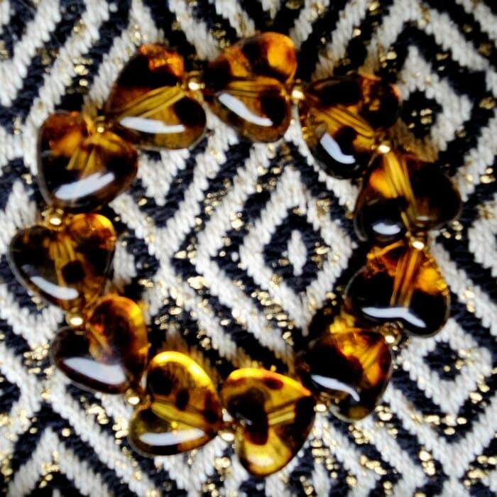Bracelet léopard cœur monté sur un fil élastique avec des perles dorées en acier inoxydable, By Créa'Lise! Vendée