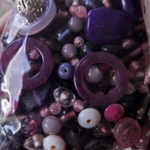 lot de perles de différentes formes, tailles, matières Violet By Créa'Lise!