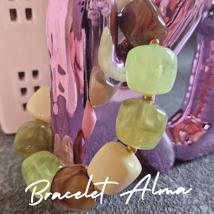 Bracelet Alma monté sur un élastique avec des perles cubes mini perles or acier, Créa By Créa'Lise en Vendée! Création personnalisée en Vendée.