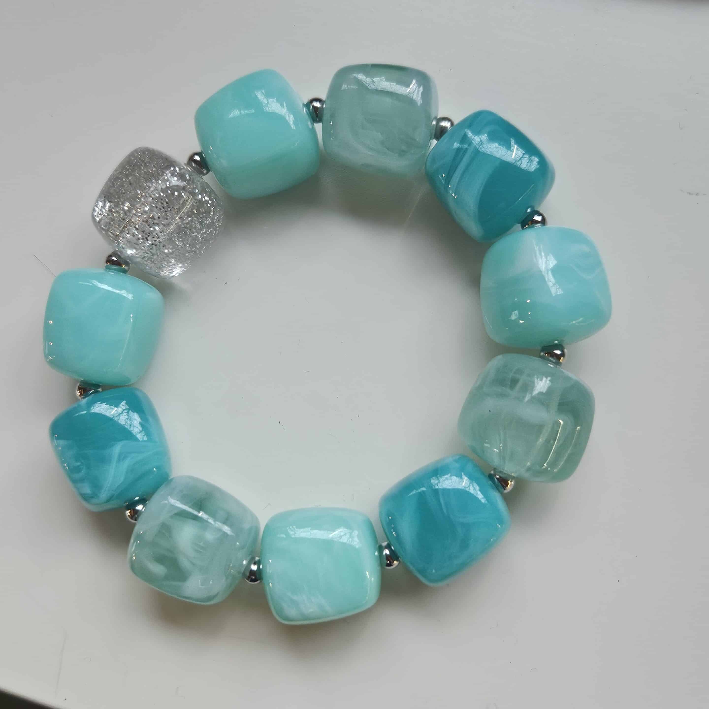 Bracelet Alma monté sur un élastique avec des perles cubes divers coloris menthe dont 1 paillette mini perles argent acier, Créa By Créa'Lise en Vendée!