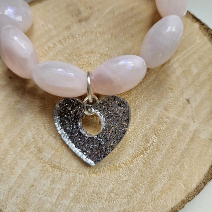 Bracelet Almé, monté sur un fil élastique, perle rose pâle lustré avec un cœur paillettes argentées en acrylique, Création By Créa'Lise en Vendée! Créatrice vendéenne