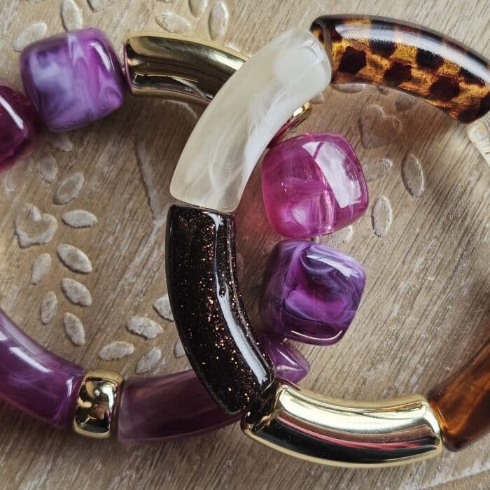Bracelet Alix, Création unique par lise de Créa'Lise. Bracelet élastique facile à enfiler et à ôter, Perles acrylique aux différents coloris de beige et de marron léopard or ou coloris rose violet. Création artisanale By Créa'Lise en Vendée!