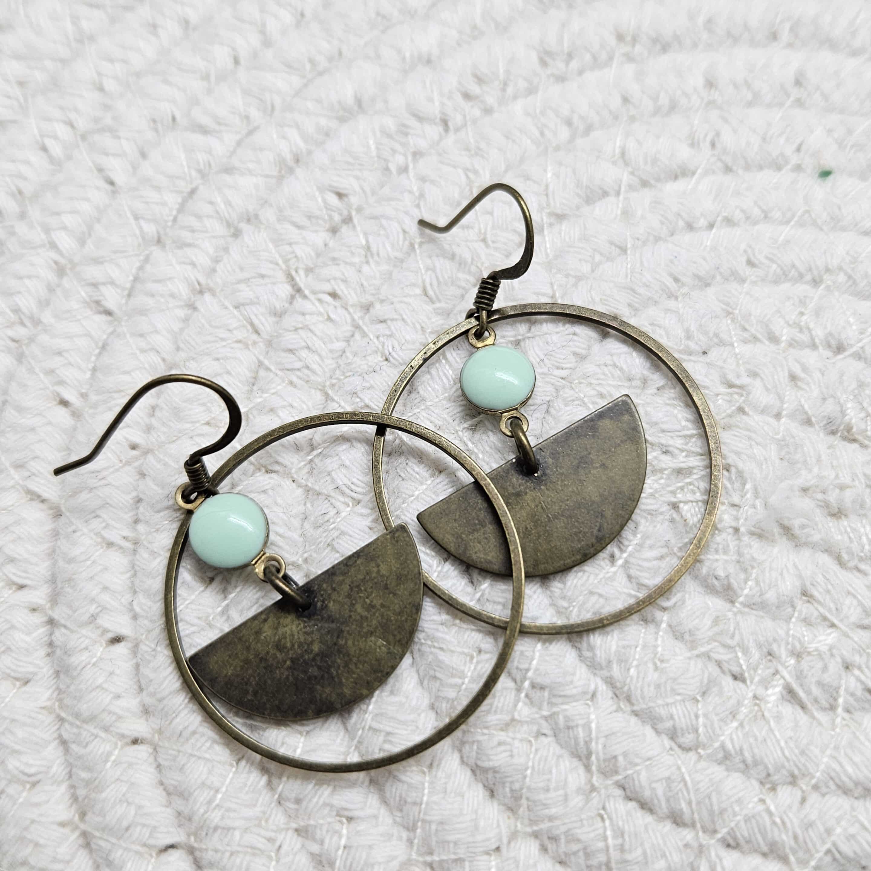 BO Pauline, une paire de boucles d'oreilles alliant le menthe et le bronze, un modèle intemporel que vous porterez avec tout type de vêtements! Création By Créa'Lise, Création artisanale, Cadeau idéal à offrir ou à s'offrir!