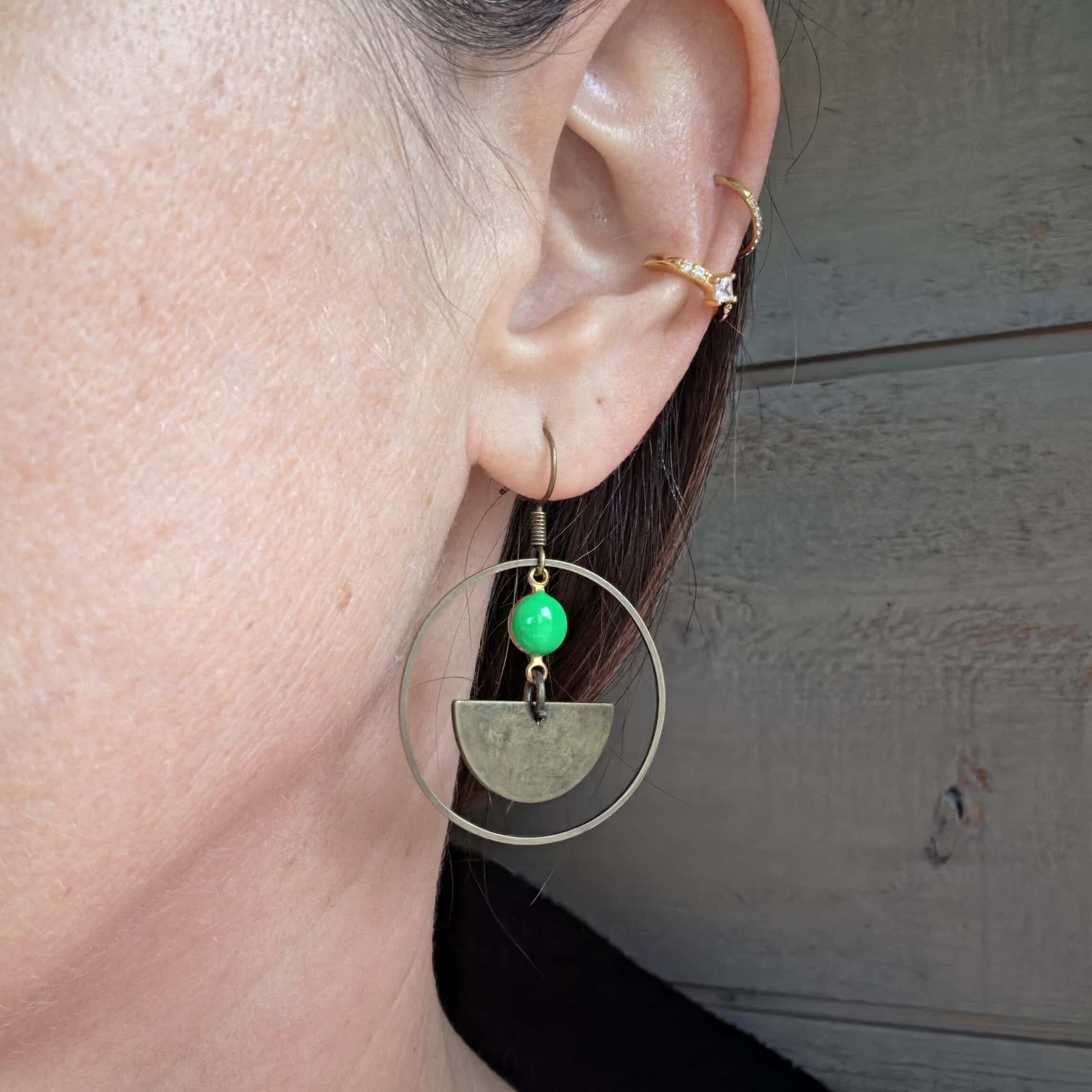 BO Pauline, une paire de boucles d'oreilles alliant le vert et le bronze, un modèle légèrement coloré que vous porterez avec tout type de vêtements! Création By Créa'Lise, Création artisanale, Cadeau idéal à offrir ou à s'offrir!