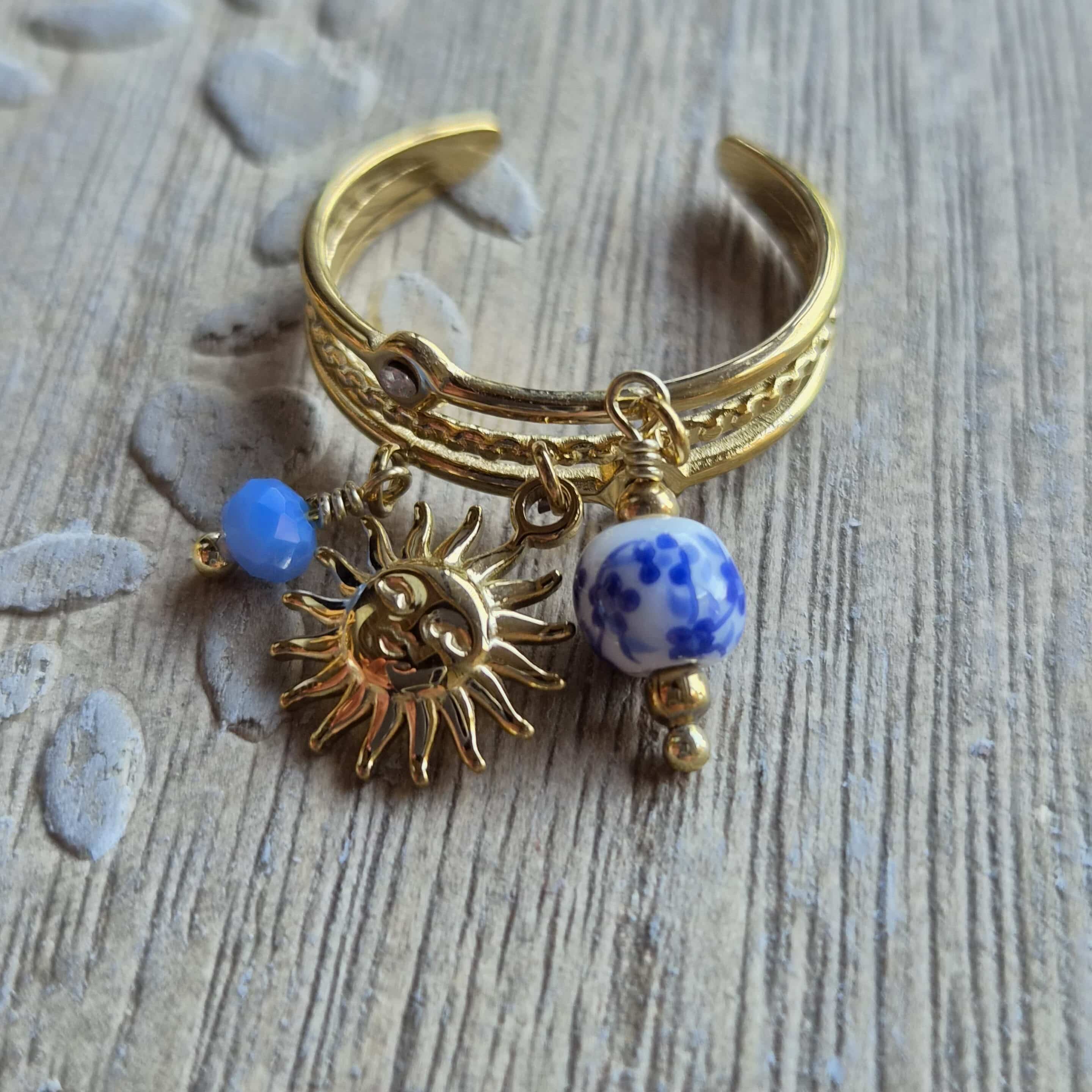 Bague "Cléa" multi rangs avec une breloque soleil, perle céramique bleu et blanc, Réglable et en acier inoxydable By Créa'Lise en Vendée! Une jolie idée cadeau à s'offrir ou à offrir! Bague tendance
