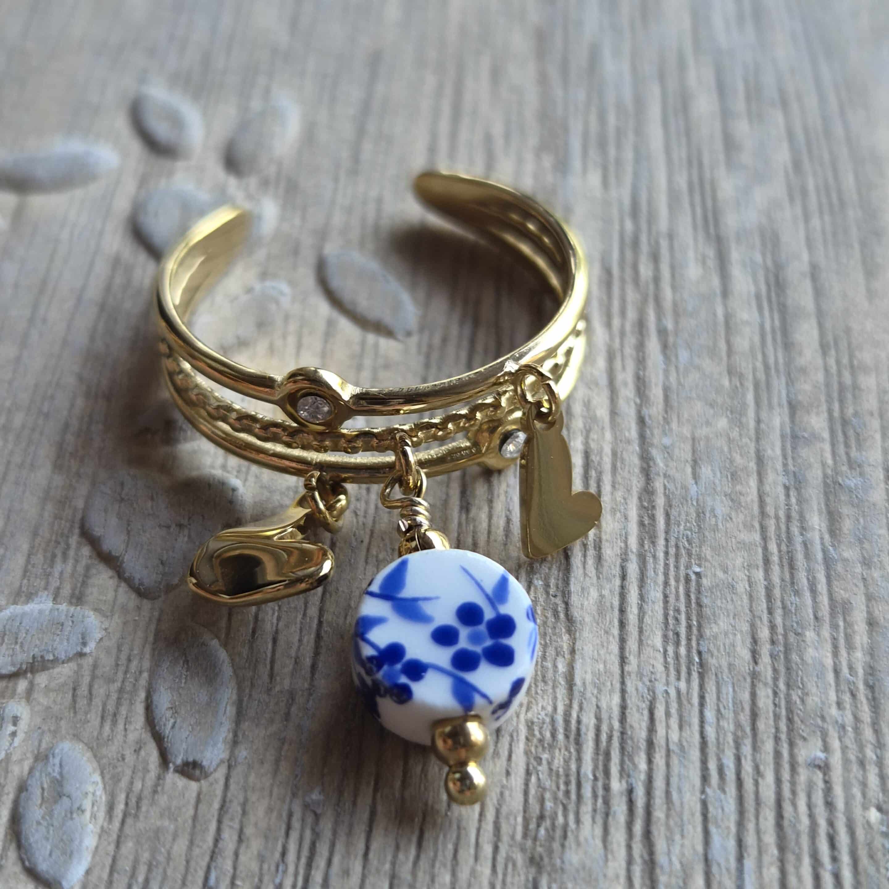 Bague "Cléa" multi rangs avec breloques cœurs, perle céramique bleu et blanc, Réglable et en acier inoxydable By Créa'Lise en Vendée! Une jolie idée cadeau à s'offrir ou à offrir! Bague tendance
