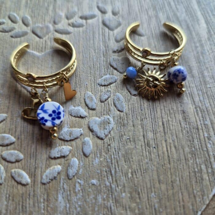 Les Bagues "Cléa" multi rangs avec une breloque soleil ou des cœurs, perle céramique bleu et blanc, Réglable et en acier inoxydable By Créa'Lise en Vendée! Une jolie idée cadeau à s'offrir ou à offrir! Bague tendance