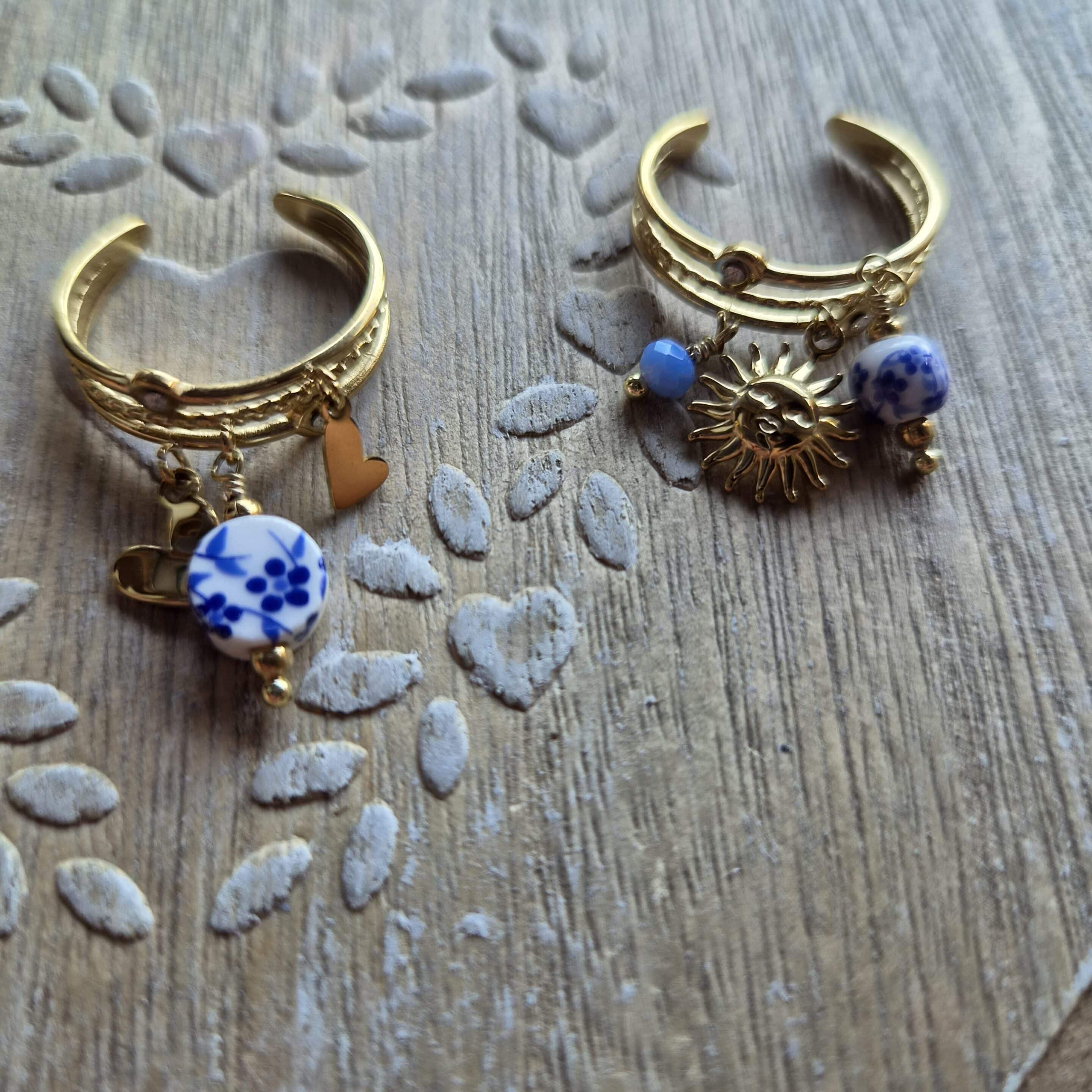 Les Bagues "Cléa" multi rangs avec une breloque soleil ou des cœurs, perle céramique bleu et blanc, Réglable et en acier inoxydable By Créa'Lise en Vendée! Une jolie idée cadeau à s'offrir ou à offrir! Bague tendance