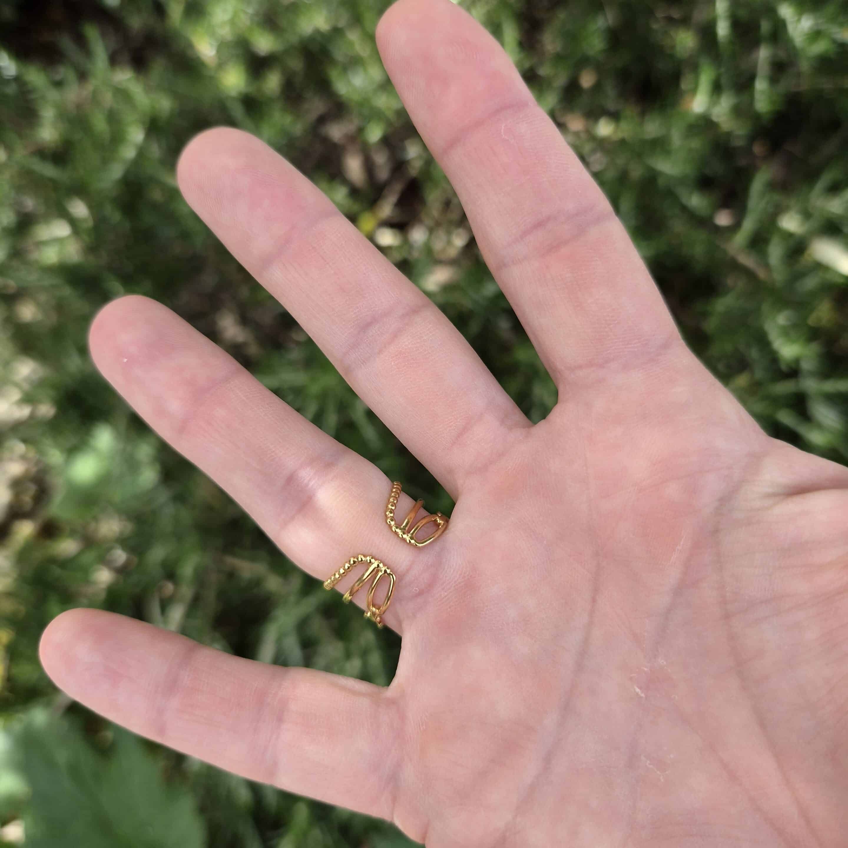 Bague multi-rangs avec pierre carré réglable vue de dos. Bague originale avec ces différents rangs trop jolie, en acier inoxydable By Créa'Lise en Vendée! A s'offrir ou à offrir Bague tendance Bague multi-rangs avec pierre carré réglable vue de dos. Bague originale avec ces différents rangs trop jolie, en acier inoxydable By Créa'Lise en Vendée! A s'offrir ou à offrir Bague tendance