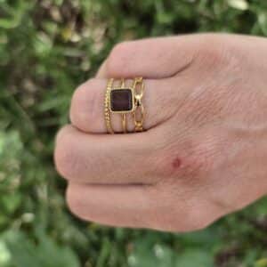 Bague multi-rangs avec pierre carré marron réglable. Bague originale avec ces différents rangs trop jolie, en acier inoxydable By Créa'Lise en Vendée! A s'offrir ou à offrir Bague tendance Bague multi-rangs avec pierre carré marron réglable. Bague originale avec ces différents rangs trop jolie, en acier inoxydable By Créa'Lise en Vendée! A s'offrir ou à offrir Bague tendance