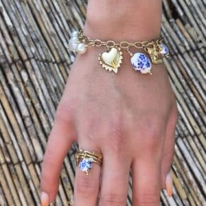 Bracelet Cléa, bracelet doré avec breloque cœur perle céramique blanc bleu porté avec bague assortie, By Créa'Lise! Bracelet Cléa , un bracelet doré en acier inoxydable, réglable! avec breloque cœur perle céramique blanc bleu porté avec bague assortie. By Créa'Lise en Vendée! Vous trouverez le collier assorti! Une belle idée cadeau à s'offrir ou à offrir!