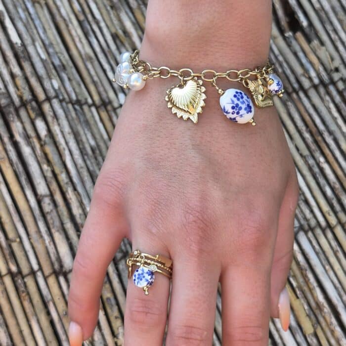 Bracelet Cléa , un bracelet doré en acier inoxydable, réglable! avec breloque cœur perle céramique blanc bleu porté avec bague assortie. By Créa'Lise en Vendée! Vous trouverez le collier assorti! Une belle idée cadeau à s'offrir ou à offrir!