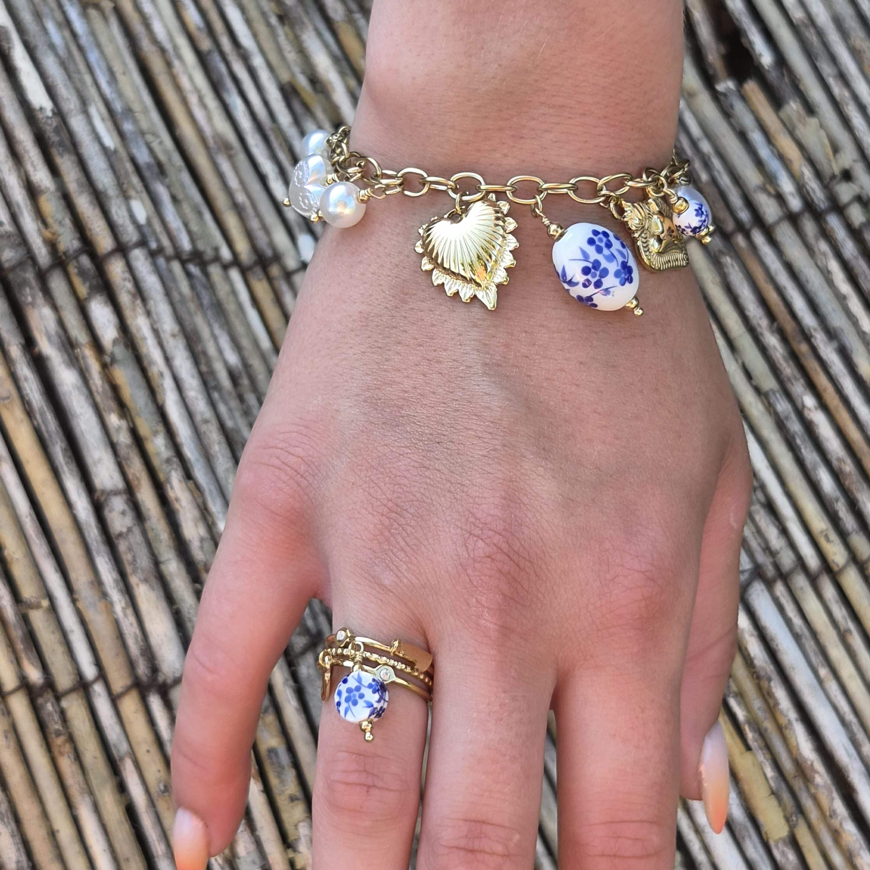 Bracelet Cléa , un bracelet doré en acier inoxydable, réglable! avec breloque cœur perle céramique blanc bleu porté avec bague assortie. By Créa'Lise en Vendée! Vous trouverez le collier assorti! Une belle idée cadeau à s'offrir ou à offrir!