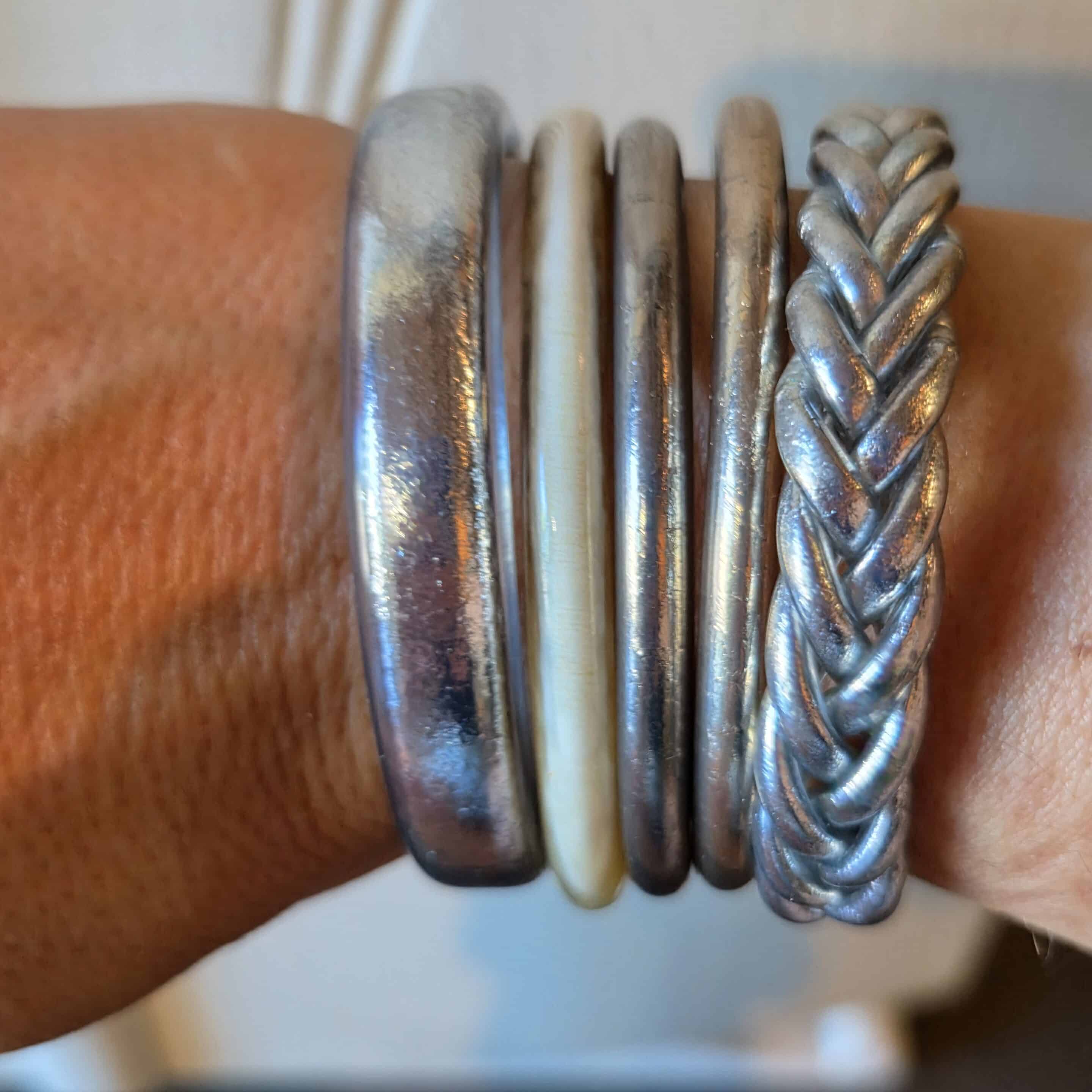 Bracelet bouddhiste large Argent By Créa'Lise! Bracelet bouddhiste large couleur argent, By Créa'Lise! A offrir ou à s'offrir! A porter en accumulation c'est parfait! En plus ils sont silencieux, waterproof et léger!