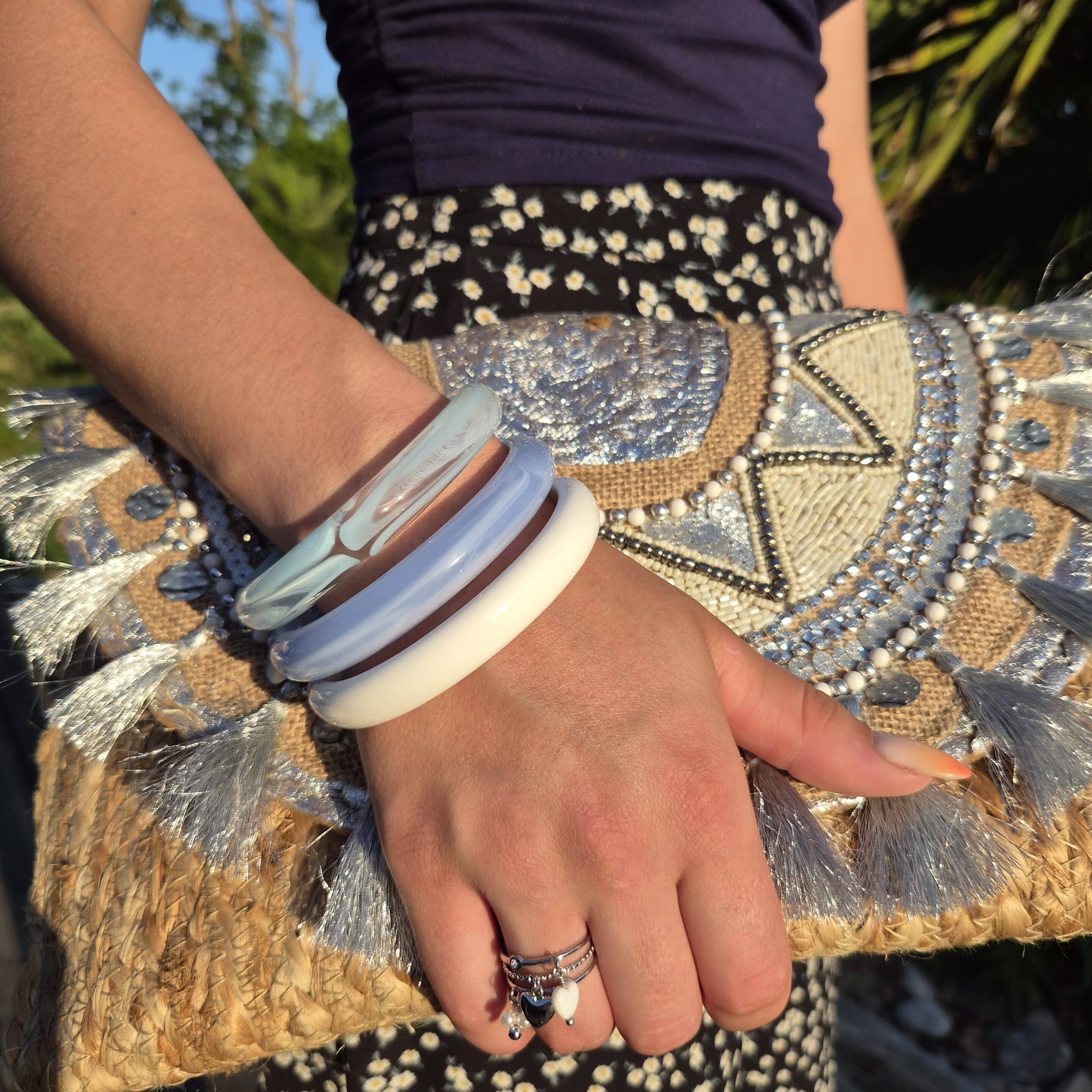 Bracelets en résine couleur bleu ciel, bleu et blanc porté, un joli combo!! By Créa'Lise en Vendée! une belle idée cadeau à s'offrir ou à offrir!