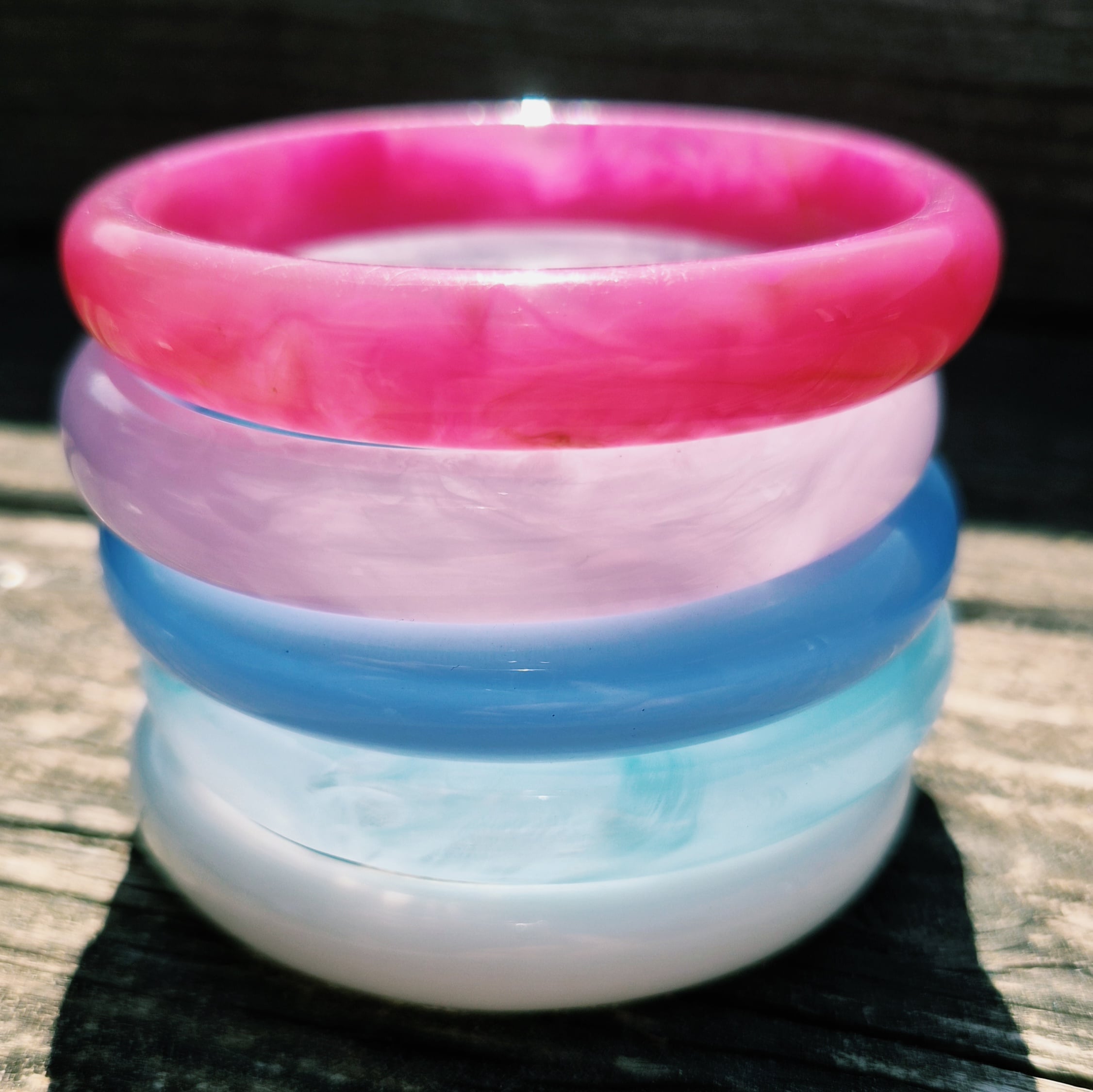 Bracelet en résine couleur pastel posé, de jolis bracelets en résine à porter en combo ou seul comme vous le souhaitez! By Créa'Lise en Vendée! A offrir ou à s'offrir