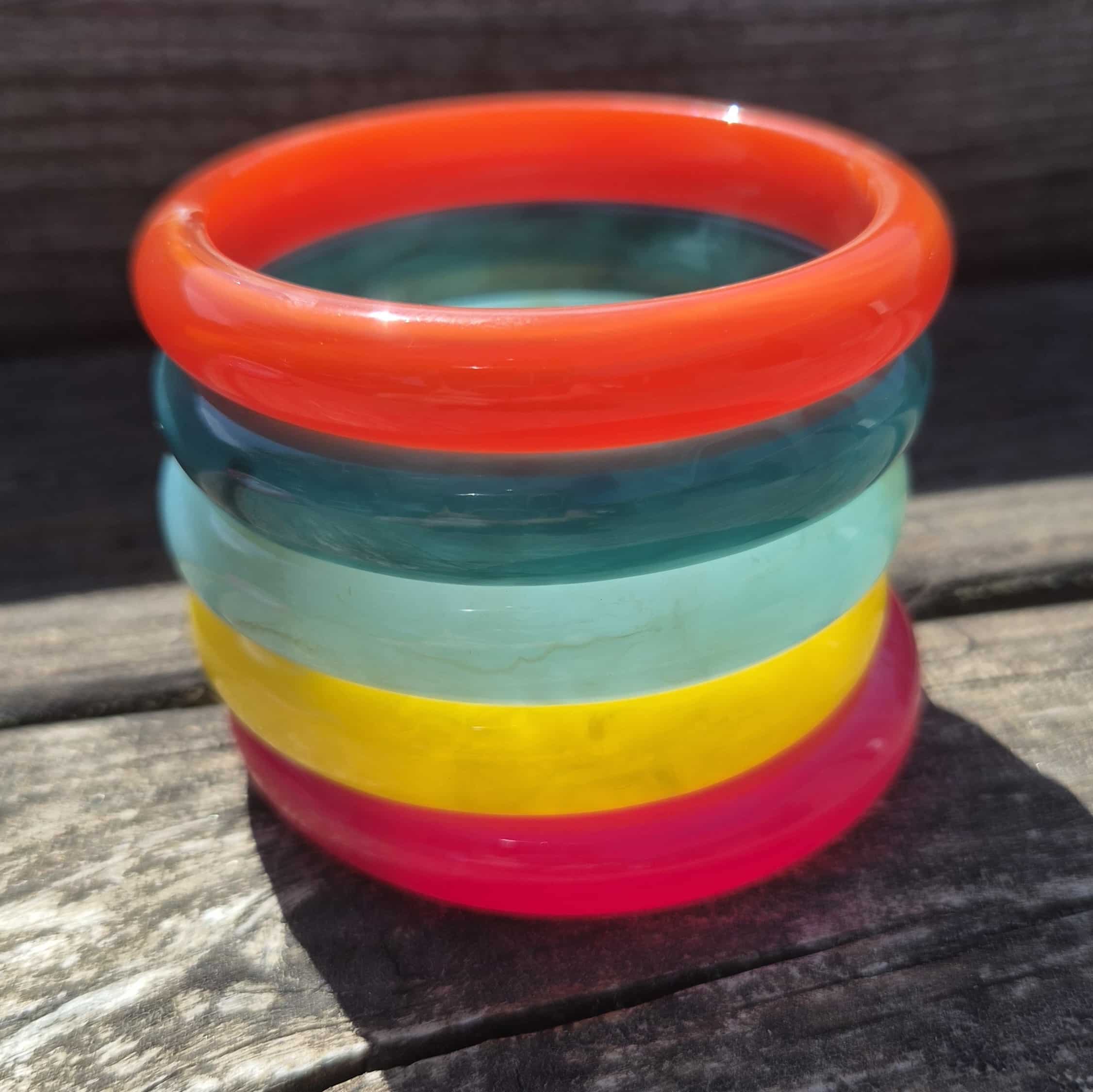 bracelet en résine couleur très coloré posé, de jolis bracelets en résine à porter en combo ou seul comme vous le souhaitez! By Créa'Lise en Vendée! A offrir ou à s'offrir