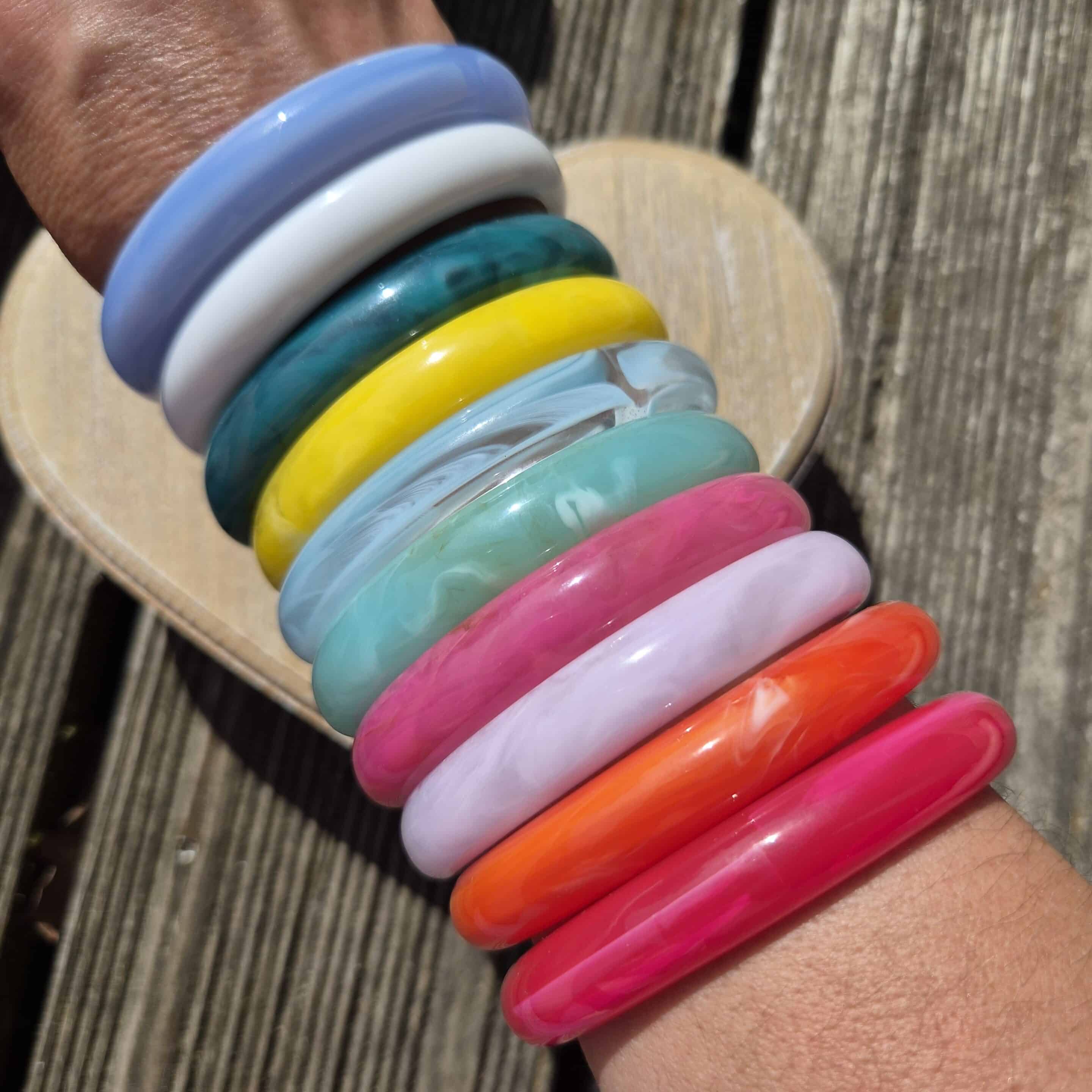 Bracelets en résine toutes les couleurs portés, la grande tendance à porter seul ou en combo, By Créa'Lise! en Vendée! Cadeau idéal pour se faire plaisir ou à offrir!!