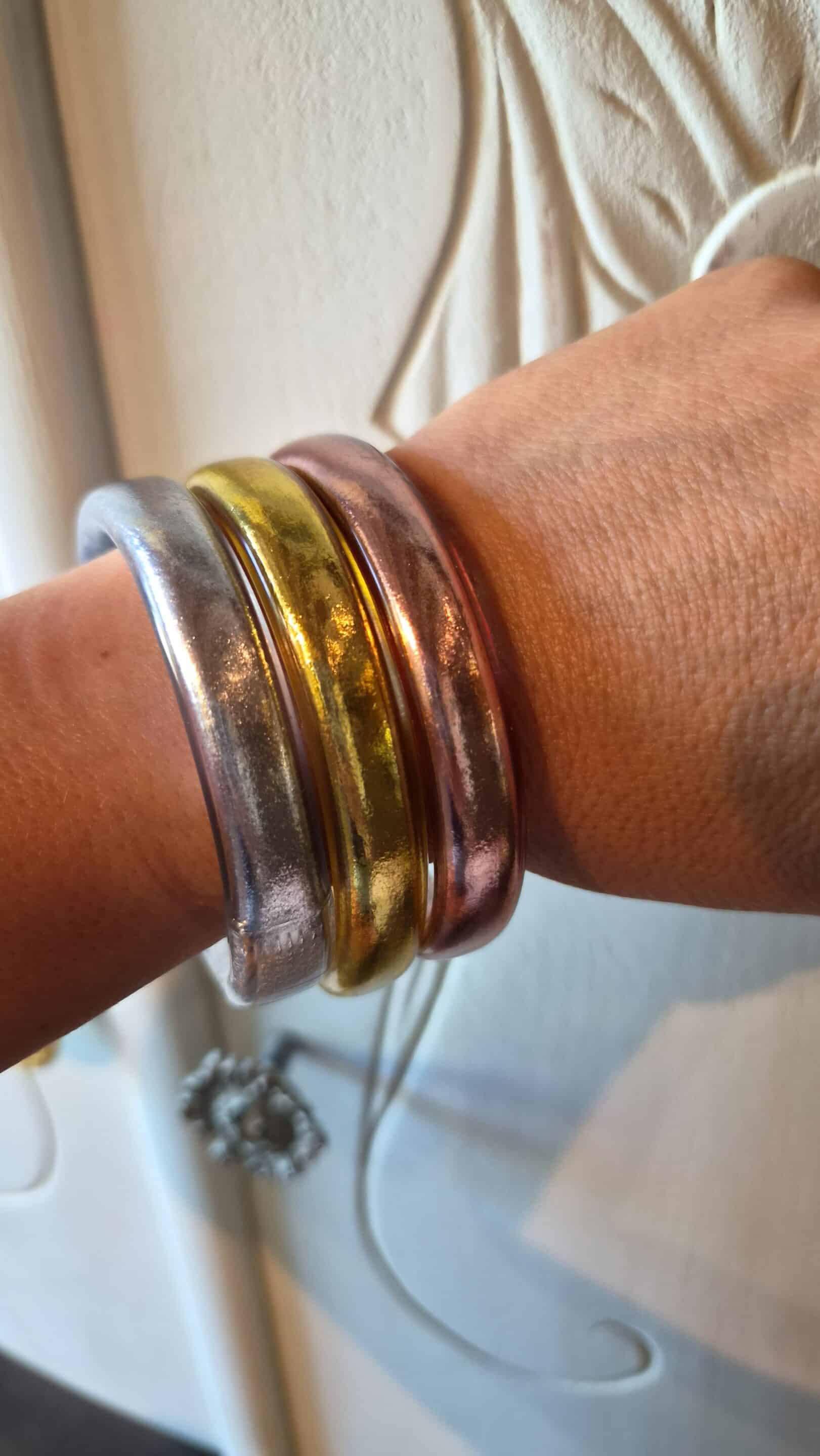 bracelets bouddhistes larges By Créa'Lise! Bracelets bouddhistes larges couleur argent, doré ou rose gold By Créa'Lise! A offrir ou à s'offrir! A porter en accumulation! En plus ils sont silencieux, waterproof et léger!