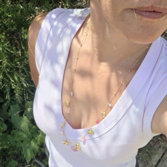 Collier Brigitte porté couleur or en acier inoxydable avec diverses breloques thème mer, coquillage, poisson... By Créa'Lise en Vendée!