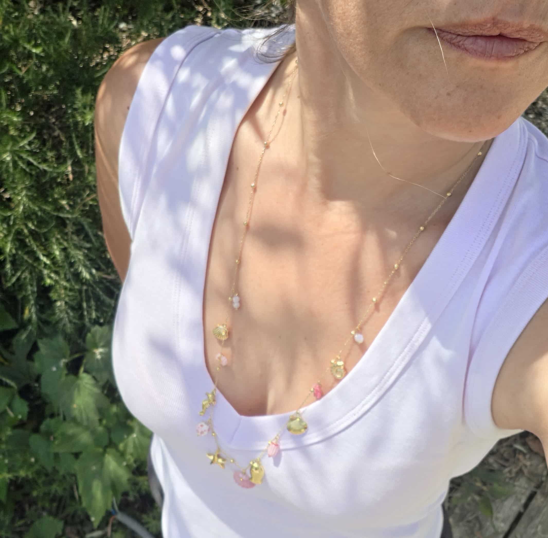 Collier Brigitte porté couleur or en acier inoxydable avec diverses breloques thème mer, coquillage, poisson... By Créa'Lise en Vendée!