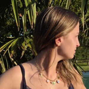Collier Cléa, collier doré en acier inoxydable réglable. Un collier avec breloques, cœurs, ... perle céramique blanc bleu, nacre porté. By Créa'Lise en Vendée! Idéal à offrir ou à s'offrir! Collier Cléa, collier doré en acier inoxydable réglable. Un collier avec breloques, cœurs, ... perle céramique blanc bleu, nacre porté. By Créa'Lise en Vendée! Idéal à offrir ou à s'offrir!