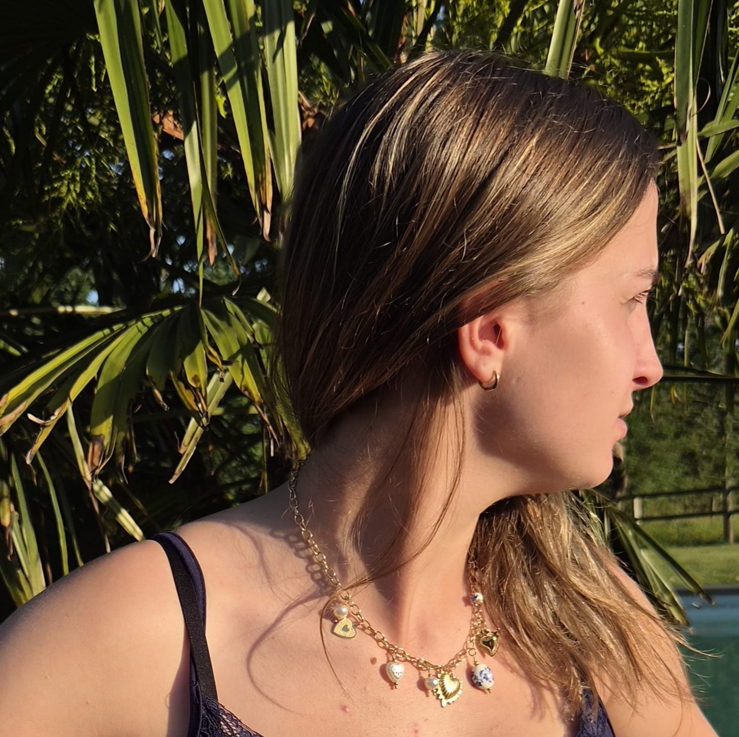 Collier Cléa, collier doré en acier inoxydable réglable. Un collier avec breloques, cœurs, ... perle céramique blanc bleu, nacre porté. By Créa'Lise en Vendée! Idéal à offrir ou à s'offrir!