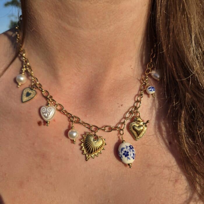 Collier Cléa, collier doré en acier inoxydable réglable. Un collier avec breloques, cœurs, ... perle céramique blanc bleu, nacre porté. By Créa'Lise en Vendée! Idéal à offrir ou à s'offrir!