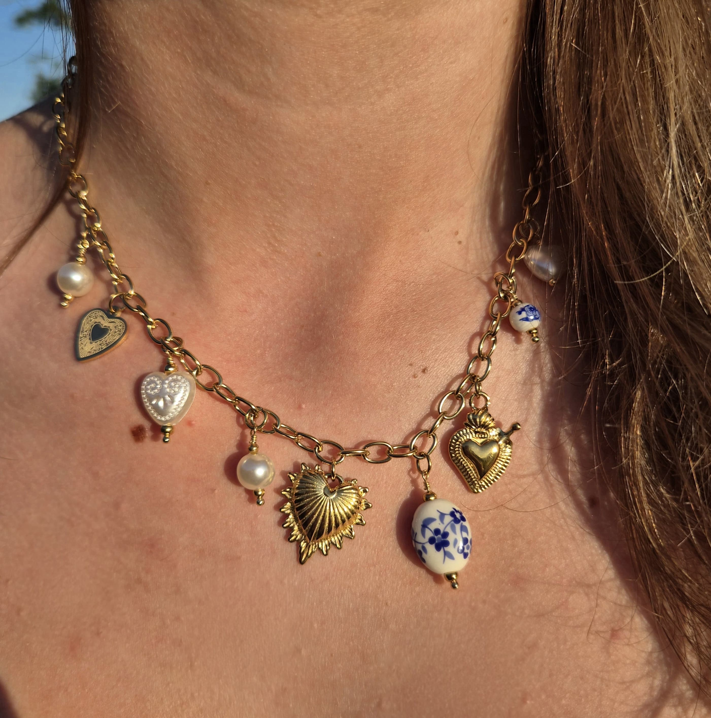 Collier Cléa, collier doré en acier inoxydable réglable. Un collier avec breloques, cœurs, ... perle céramique blanc bleu, nacre porté. By Créa'Lise en Vendée! Idéal à offrir ou à s'offrir!