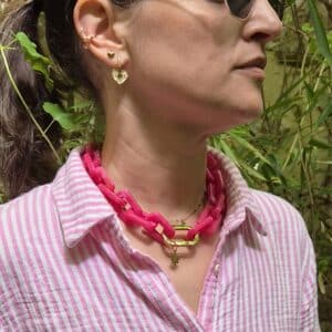 Collier Mona avec une chaîne acrylique marbrée avec un maillon doré en acier inoxydable et une jolie breloque en forme d'étoile, chaîne couleur fuschia marbré By Créa'Lise en Vendée! Bijou à offrir ou s'offrir! Collier Mona avec une chaîne acrylique marbrée avec un maillon doré en acier inoxydable et une jolie breloque en forme d'étoile, chaîne couleur fuschia marbré By Créa'Lise en Vendée! Bijou à offrir ou s'offrir!