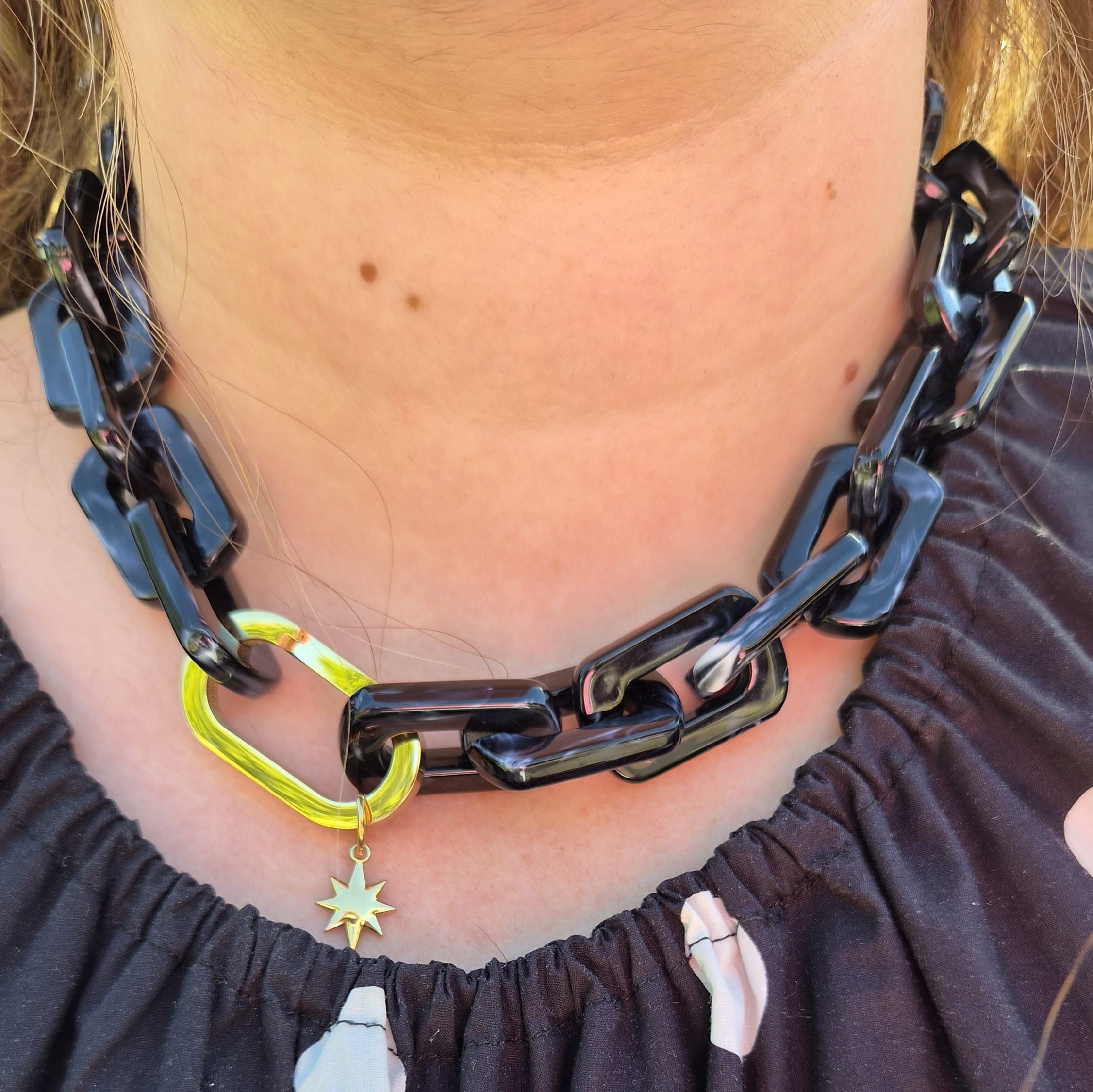 Collier Mona avec une chaîne acrylique marbrée avec un maillon doré en acier inoxydable et une jolie breloque en forme d'étoile, chaîne couleur noir marbré By Créa'Lise en Vendée! Bijou à offrir ou s'offrir! Collier Mona avec une chaîne acrylique marbrée avec un maillon doré en acier inoxydable et une jolie breloque en forme d'étoile, chaîne couleur noir marbré By Créa'Lise en Vendée! Bijou à offrir ou s'offrir!