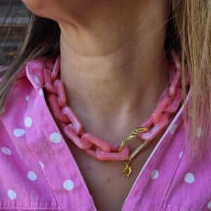 Collier Mona avec une chaîne acrylique marbrée avec un maillon doré en acier inoxydable et une jolie breloque en forme d'étoile, chaîne couleur rose marbré By Créa'Lise en Vendée! Bijou à offrir ou s'offrir! Collier Mona avec une chaîne acrylique marbrée avec un maillon doré en acier inoxydable et une jolie breloque en forme d'étoile, chaîne couleur rose marbré By Créa'Lise en Vendée! Bijou à offrir ou s'offrir!