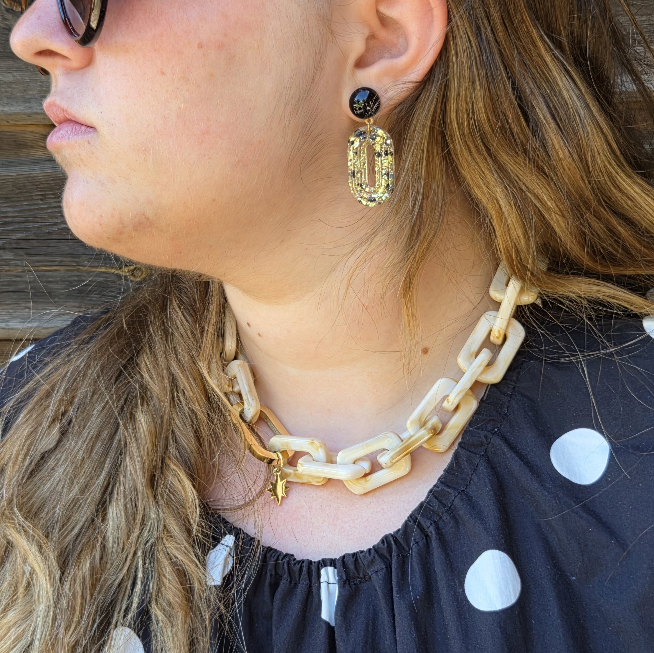 Collier Mona avec une chaîne acrylique marbrée avec un maillon doré en acier inoxydable et une jolie breloque en forme d'étoile, chaîne couleur beige marbré By Créa'Lise en Vendée! Bijou à offrir ou s'offrir! Collier Mona avec une chaîne acrylique marbrée avec un maillon doré en acier inoxydable et une jolie breloque en forme d'étoile, chaîne couleur beige marbré By Créa'Lise en Vendée! Bijou à offrir ou s'offrir!