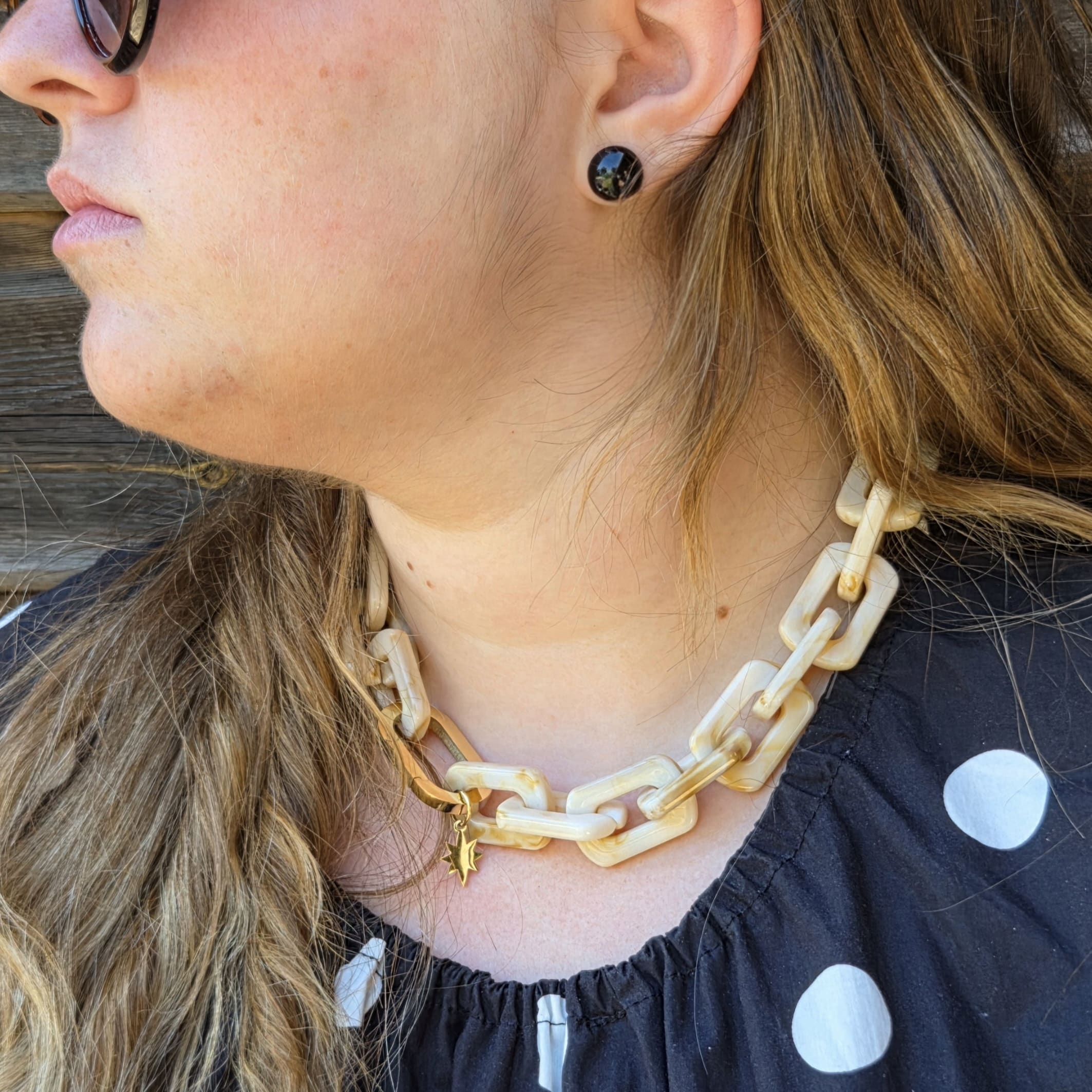 Collier Mona avec une chaîne acrylique marbrée avec un maillon doré en acier inoxydable et une jolie breloque en forme d'étoile, chaîne couleur beige marbré By Créa'Lise en Vendée! Bijou à offrir ou s'offrir! BO Sarah bo puce noire By Créa'Lise! Collier Mona avec une chaîne acrylique marbrée avec un maillon doré en acier inoxydable et une jolie breloque en forme d'étoile, chaîne couleur beige marbré By Créa'Lise en Vendée! Bijou à offrir ou s'offrir! BO Sarah bo puce noire By Créa'Lise!