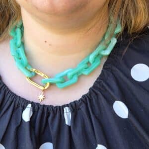 Collier Mona avec une chaîne acrylique marbrée avec un maillon doré en acier inoxydable et une jolie breloque en forme d'étoile, chaîne couleur menthe marbré By Créa'Lise en Vendée! Bijou à offrir ou s'offrir! Collier Mona avec une chaîne acrylique marbrée avec un maillon doré en acier inoxydable et une jolie breloque en forme d'étoile, chaîne couleur menthe marbré By Créa'Lise en Vendée! Bijou à offrir ou s'offrir!