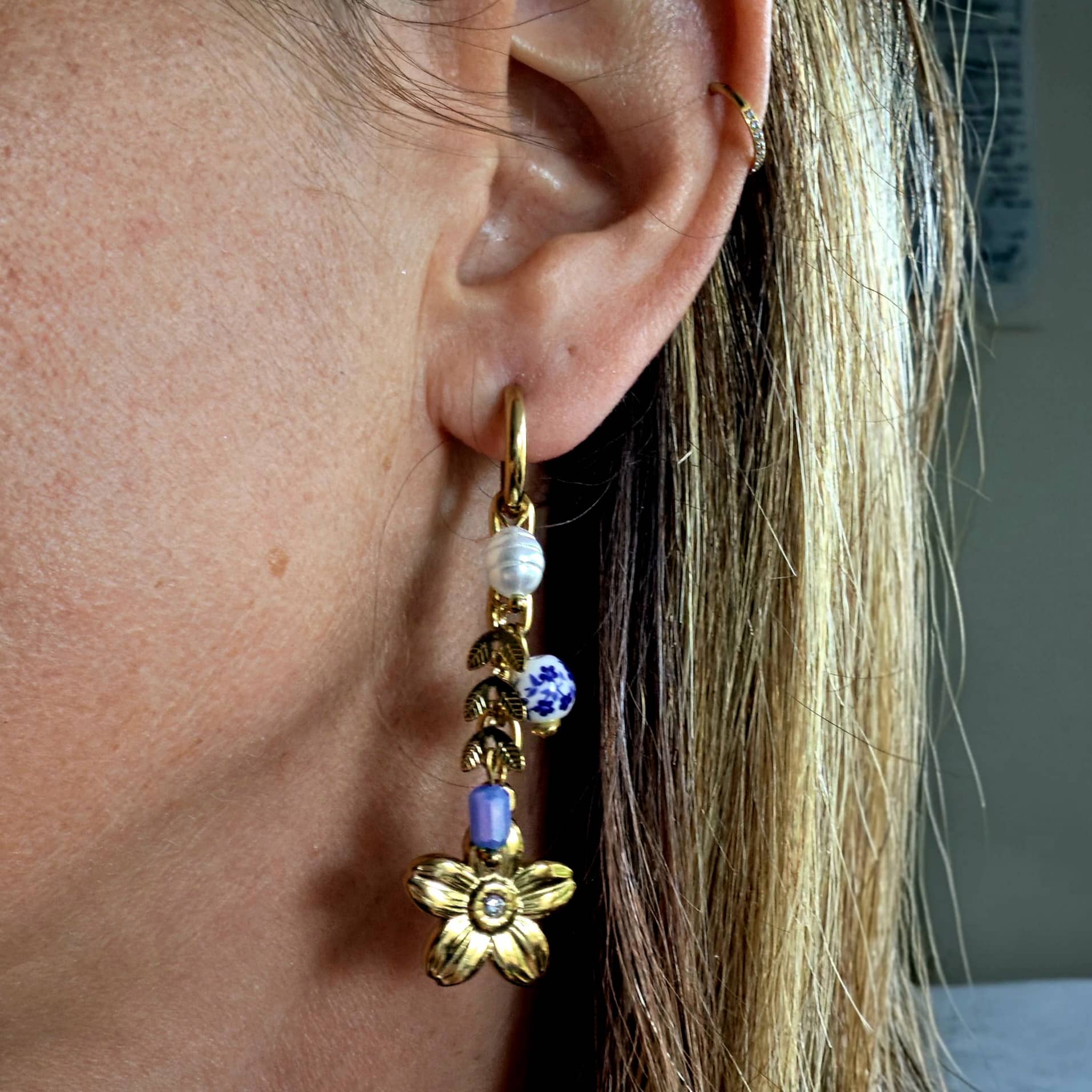 Bo Flora créole dorée breloque perle céramique blanc et bleu, nacre, perle bleu, breloque fleur portées, By Créa'Lise en Vendée! Jolie paire de BO à offrir ou s'offrir. Idée cadeau, Collier assorti, bague.. Créa'Lise!