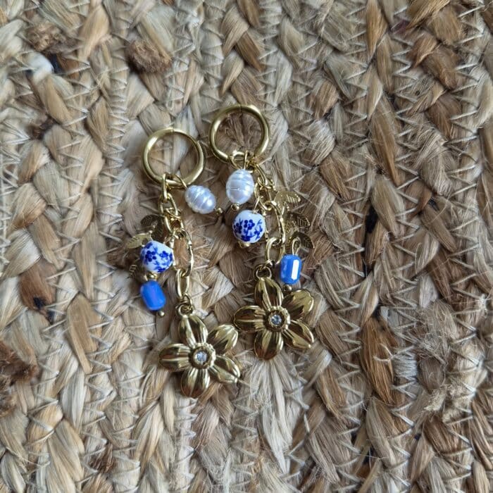 Bo Flora créole dorée breloque perle céramique blanc et bleu, nacre, perle bleu, breloque fleur posées, By Créa'Lise en Vendée! Jolie paire de BO à offrir ou s'offrir. Idée cadeau, Collier assorti, bague.. Créa'Lise!