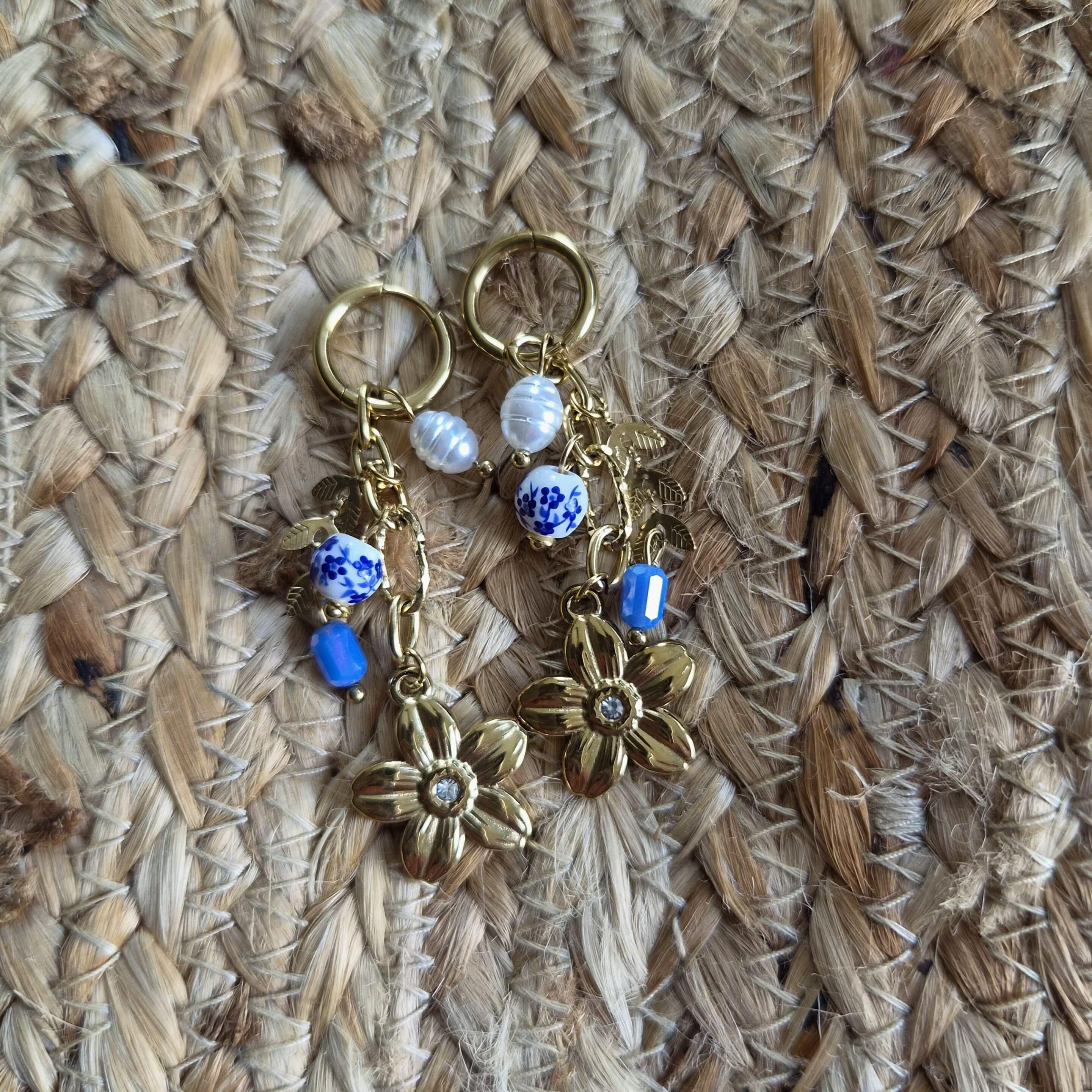 Bo Flora créole dorée breloque perle céramique blanc et bleu, nacre, perle bleu, breloque fleur posées, By Créa'Lise en Vendée! Jolie paire de BO à offrir ou s'offrir. Idée cadeau, Collier assorti, bague.. Créa'Lise!