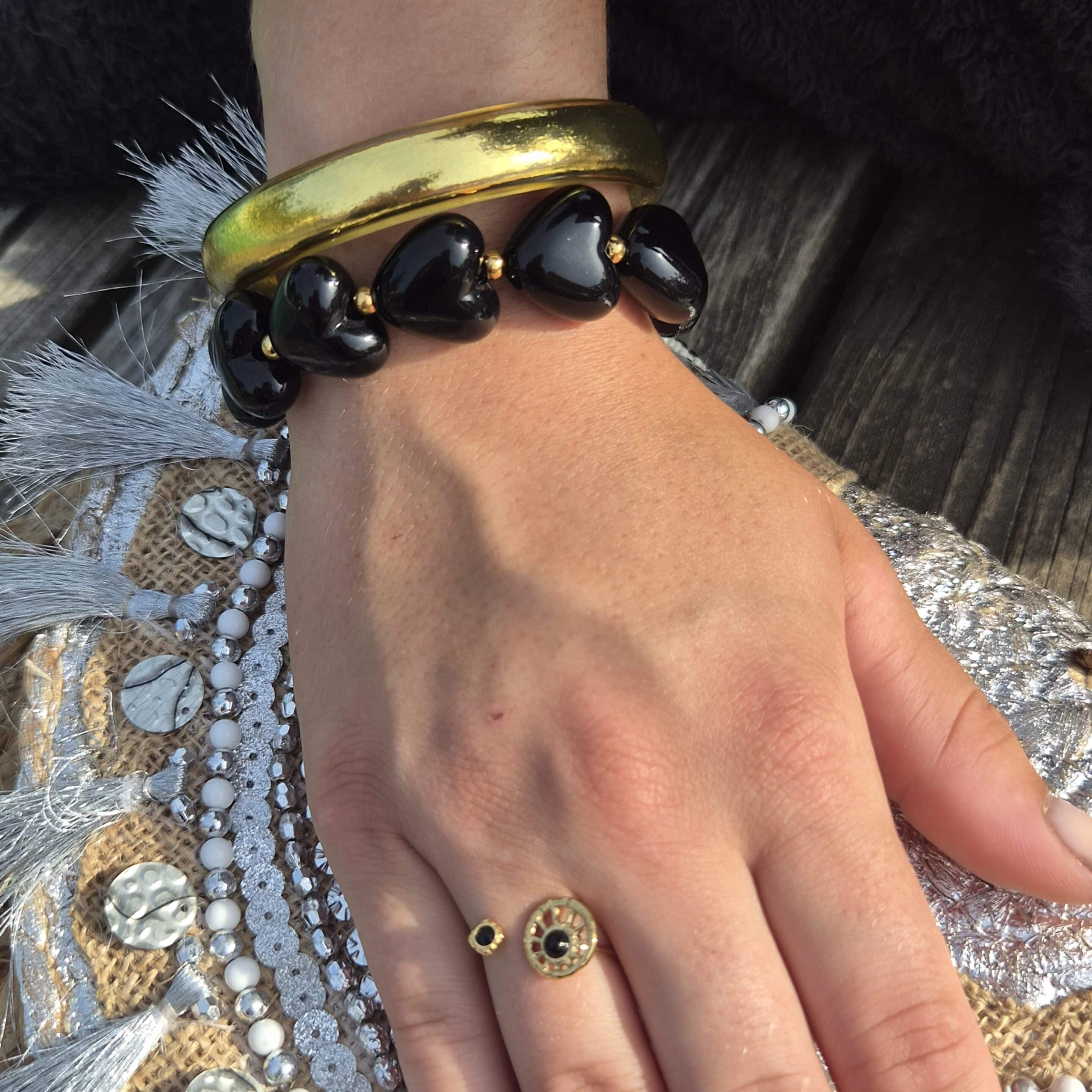 Bague Berta ajustable ouverte sur le dessus doré en acier inoxydable, By Créa'Lise En Vendée! Bague à offrir ou s'offrir, fine et originale. Idée cadeau! Bague Berta portée avec le bracelet cœur et le bracelet bouddhiste large doré, le combo parfait, un intemporel à adopter By Créa'Lise!