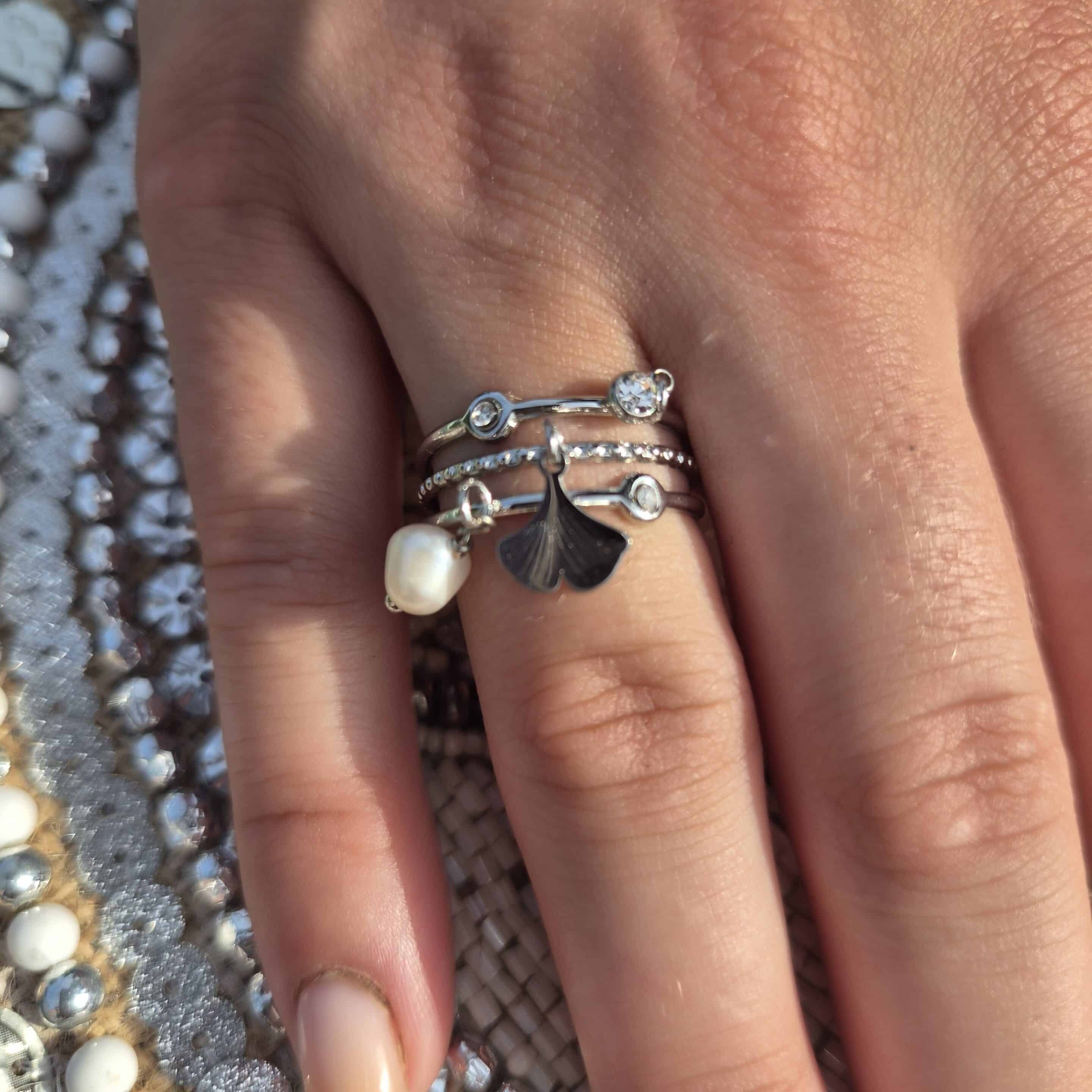 Bague Cléo multi rangs argent en acier inoxydable avec des breloques dont une feuille de ginkgo, cette bague est raffinée, tendance portée. A adopter sans modération! a s'offrir ou à offrir! By Créa'Lise en Vendée