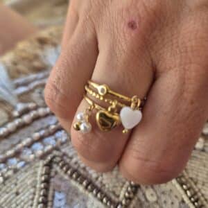 Bague Cléo multi rangs dorée en acier inoxydable avec des breloques cœurs, cette bague est raffinée, tendance portée. A adopter sans modération! a s'offrir ou à offrir! By Créa'Lise en Vendée Bague Cléo multi rangs dorée en acier inoxydable avec des breloques cœurs, cette bague est raffinée, tendance portée. A adopter sans modération! a s'offrir ou à offrir! By Créa'Lise en Vendée