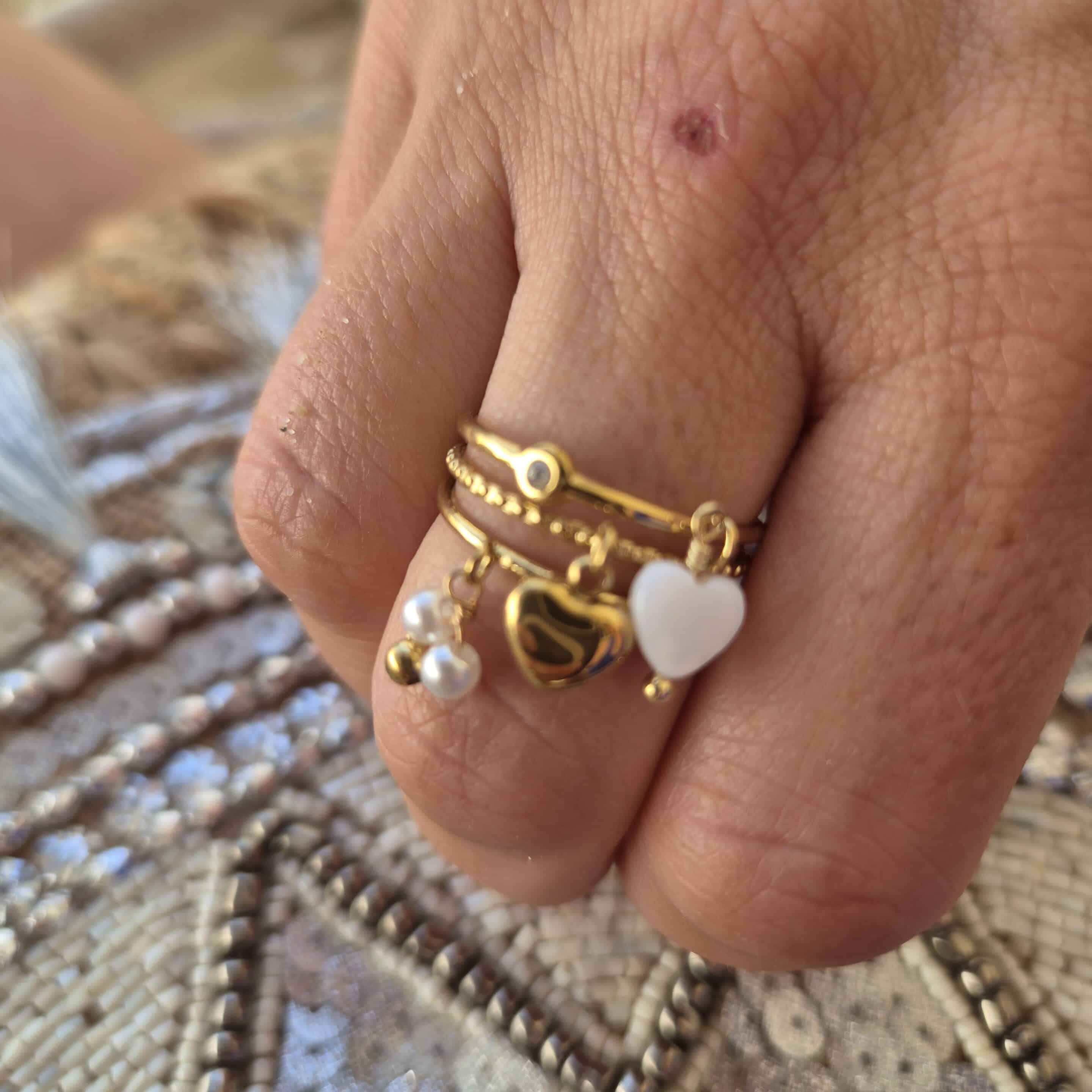 Bague Cléo multi rangs dorée en acier inoxydable avec des breloques cœurs, cette bague est raffinée, tendance portée. A adopter sans modération! a s'offrir ou à offrir! By Créa'Lise en Vendée