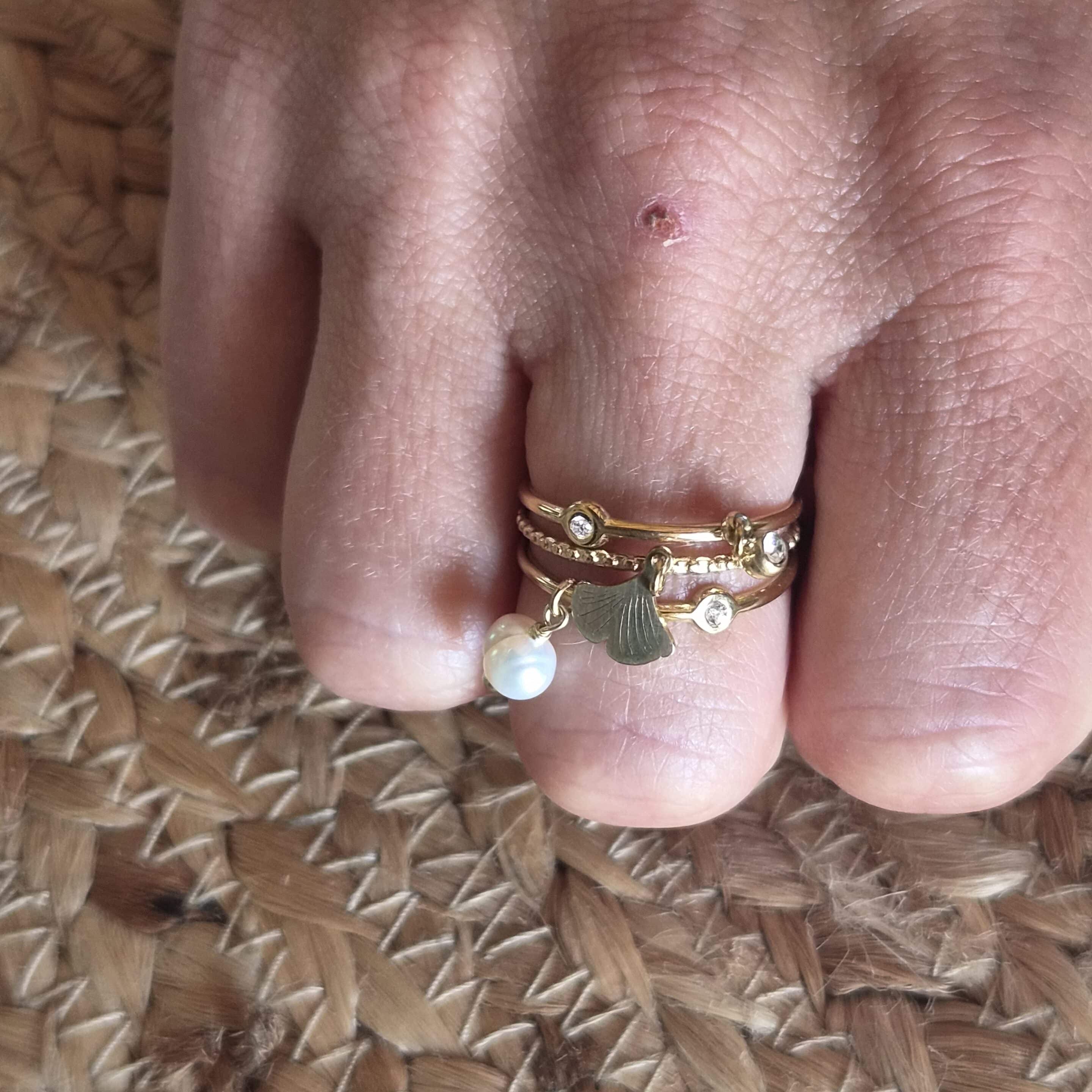 Bague Cléo ajustable multi rangs dorée en acier inoxydable breloques feuille de ginkgo posée By Créa'Lise en Vendée! Un joli cadeau à offrir ou à s'offrir Bague tendance