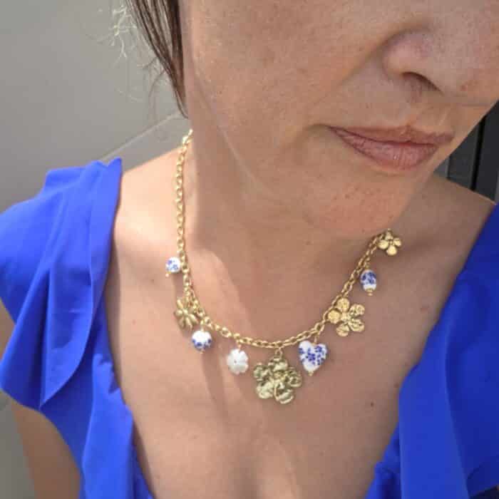 Collier Flora, collier doré en acier inoxydable réglable. Un collier avec breloques, cœurs, fleurs, perle céramique blanc bleu, nacre porté. By Créa'Lise en Vendée! Idéal à offrir ou à s'offrir!