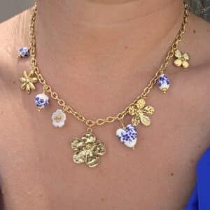 Collier Flora, collier doré en acier inoxydable réglable. Un collier avec breloques, cœurs, fleurs, perle céramique blanc bleu, nacre porté. By Créa'Lise en Vendée! Idéal à offrir ou à s'offrir! Collier Flora, collier doré en acier inoxydable réglable. Un collier avec breloques, cœurs, fleurs, perle céramique blanc bleu, nacre porté. By Créa'Lise en Vendée! Idéal à offrir ou à s'offrir!
