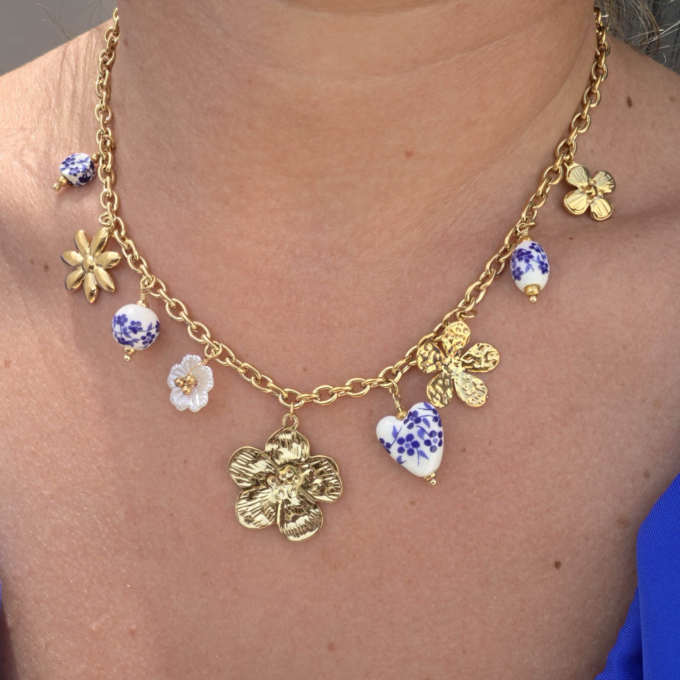 Collier Flora, collier doré en acier inoxydable réglable. Un collier avec breloques, cœurs, fleurs, perle céramique blanc bleu, nacre porté. By Créa'Lise en Vendée! Idéal à offrir ou à s'offrir!
