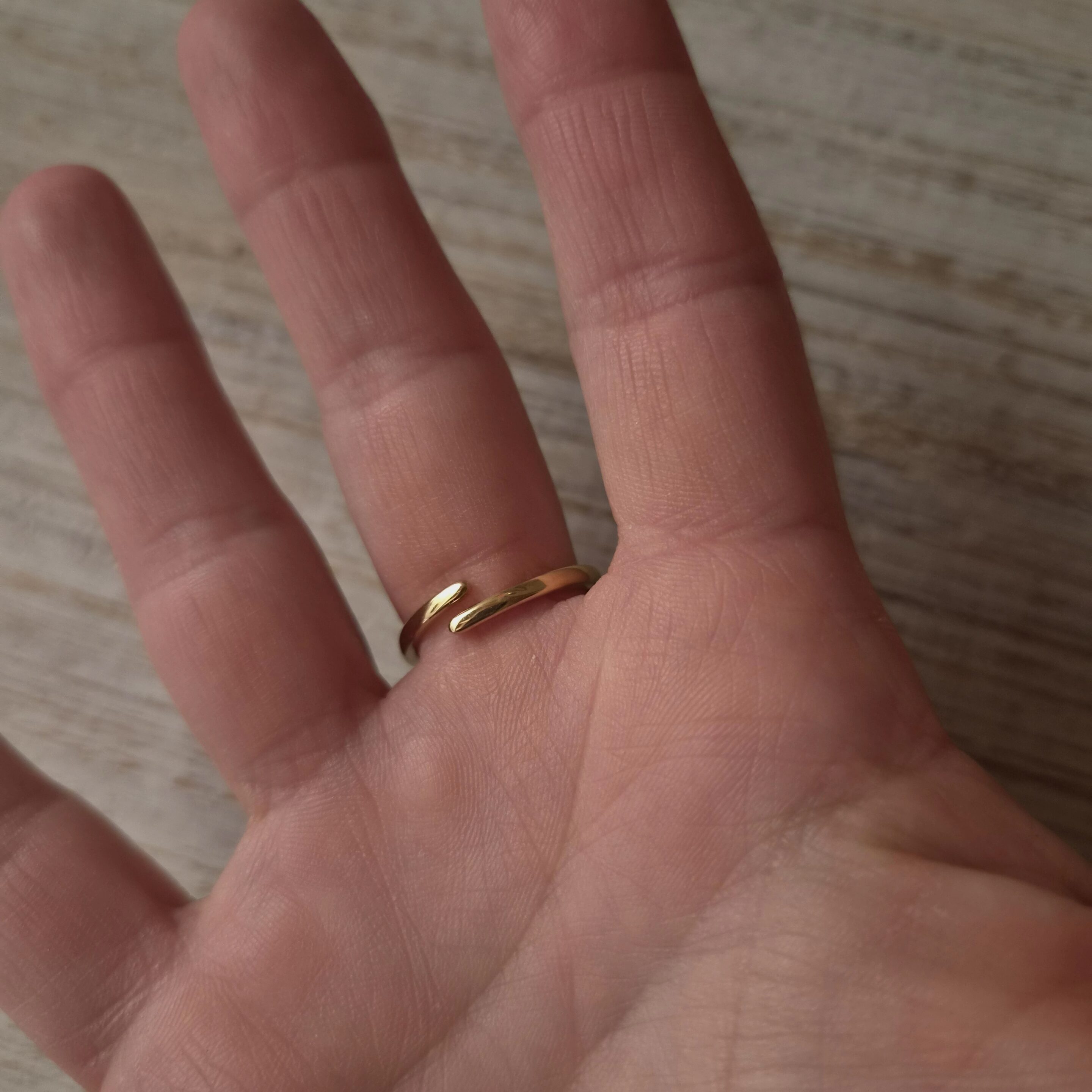 Bague anti-stress rotative en acier inoxydable Bague anti stress tournante dorée réglable et en acier inoxydable, vue de dessous By Créa'Lise en Vendée! Cadeau idéal Bague femme, bague homme